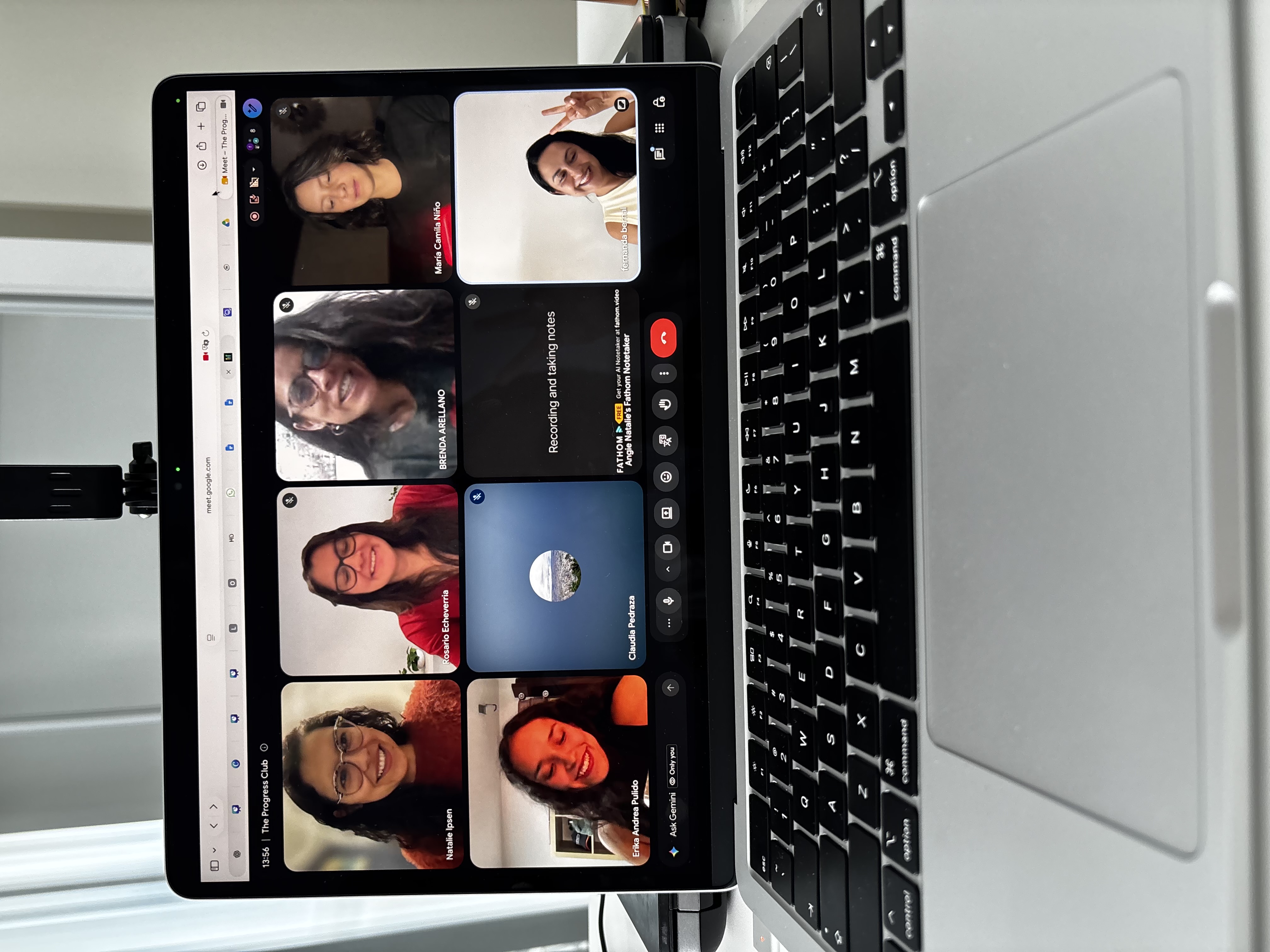 Encuentro virtual de The Progress Club en pantalla con la comunidad de mujeres