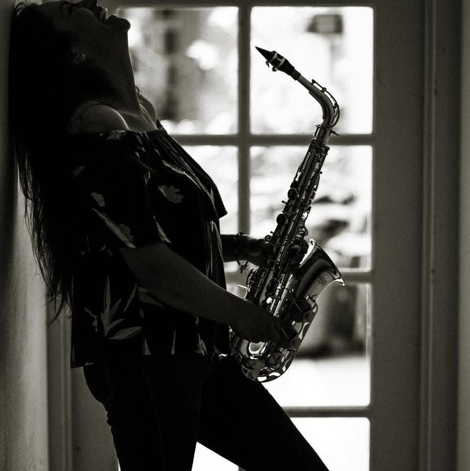 Fernanda Bernal con saxofón junto a la ventana