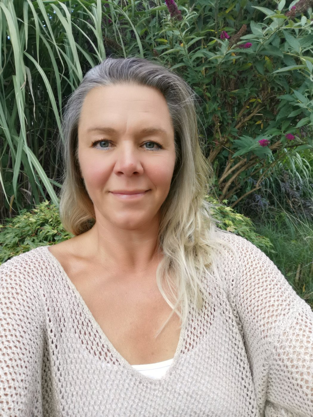 Simone Kroner, Heilpraktikerin, lächelnd im Garten