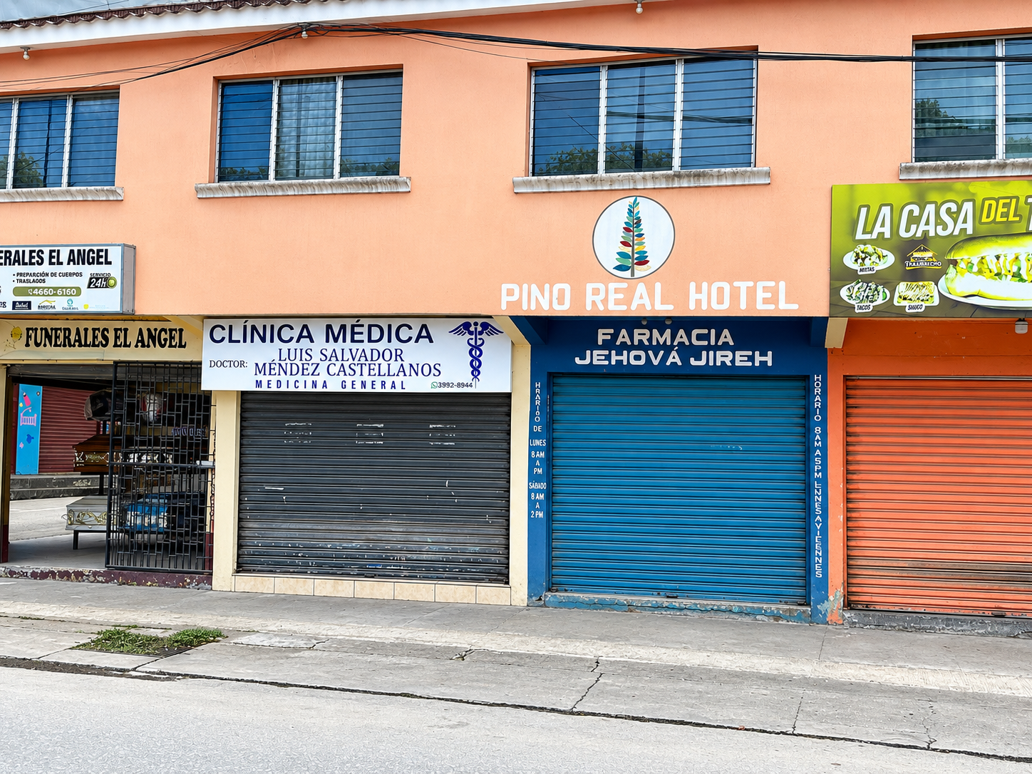 Fachada de la Clínica Médica Dr. Luis Salvador Méndez Castellanos en Poptún, Petén