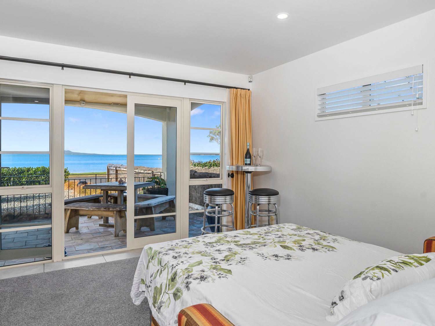 Beachfront Beauty holiday accommodation at Arkles Bay