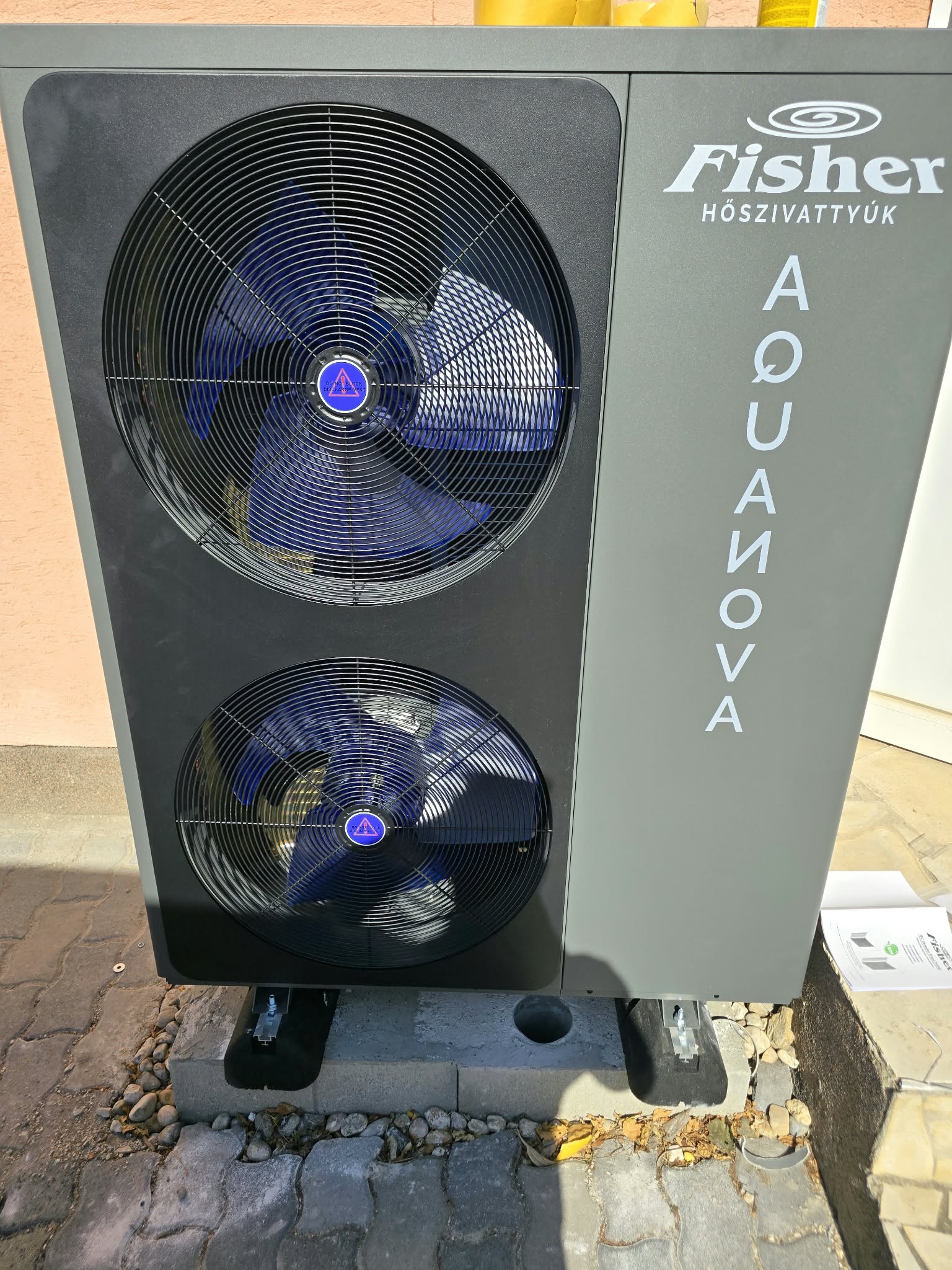 Fisher AQUANOVA kültéri hőszivattyú egység beépítve egy székesfehérvári családi háznál