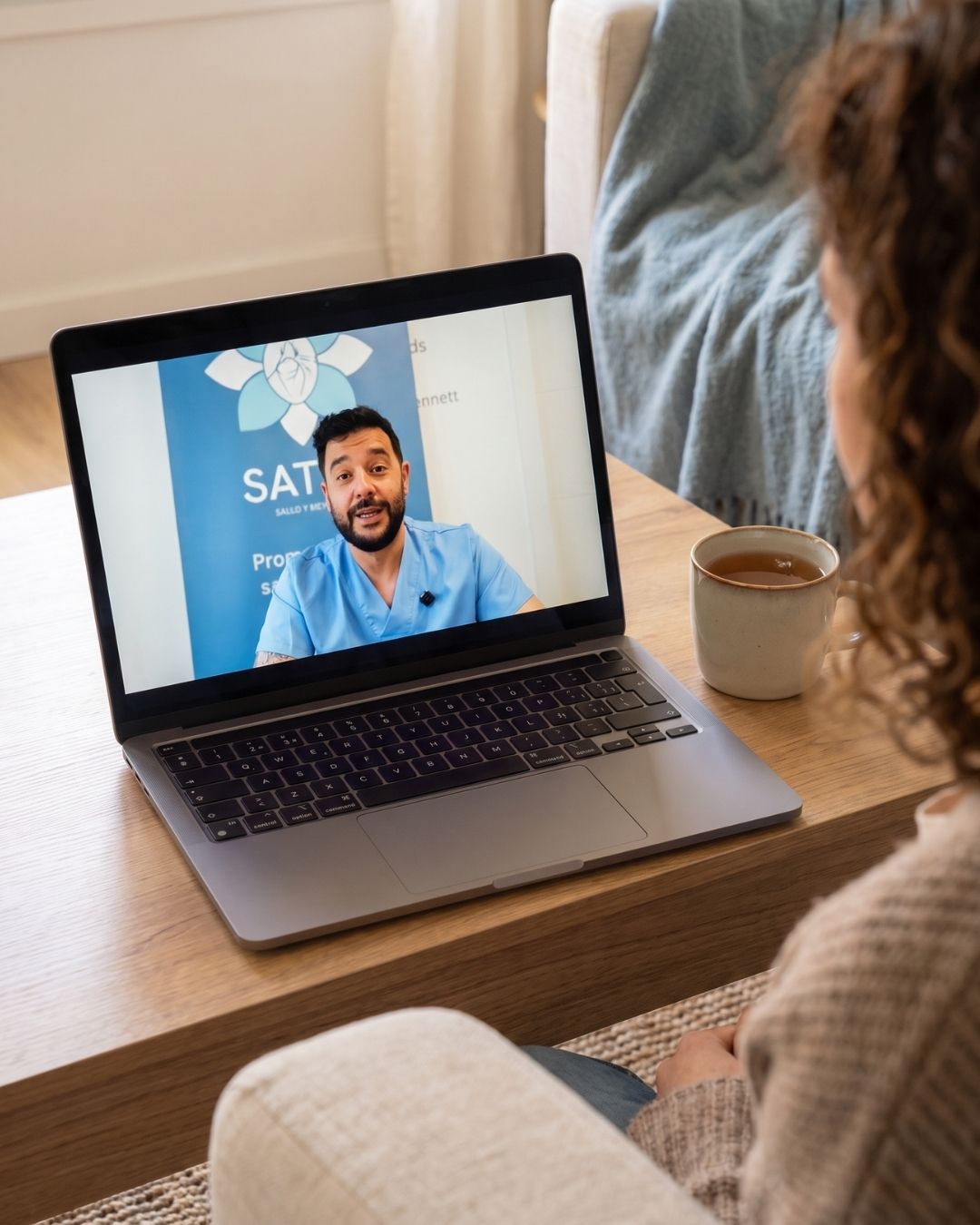 Persona en su hogar realizando una consulta online tranquila