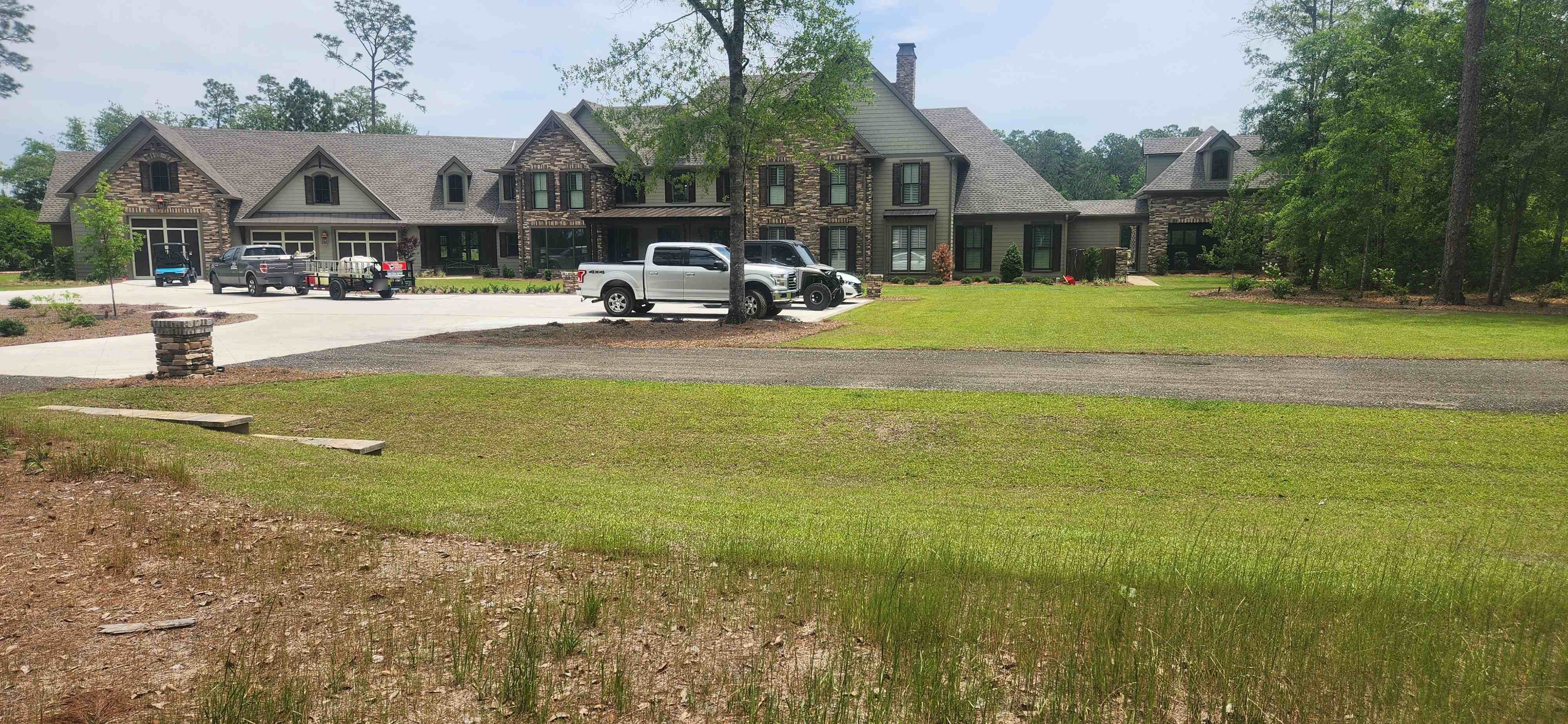 Mr Power Clean Pressure Washing washing a large home exterior and drive in South Georgia