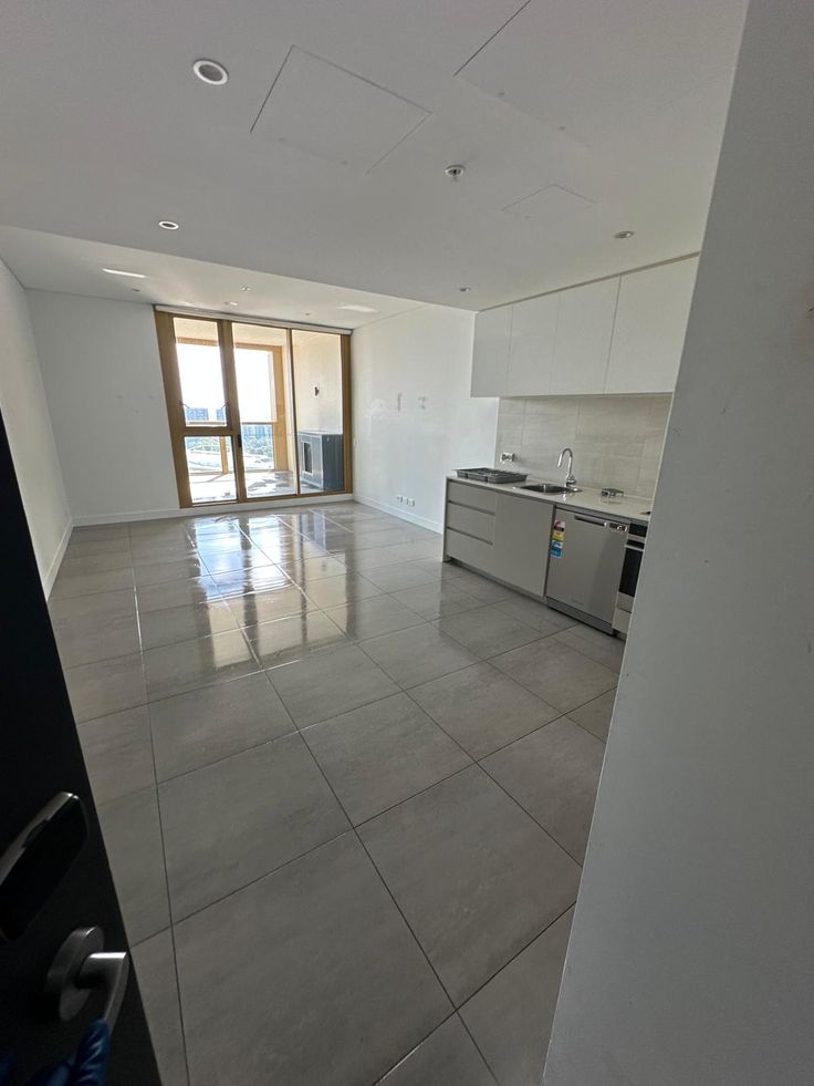 Spotless kitchen and reflective tile cleaning in a Charlotte home