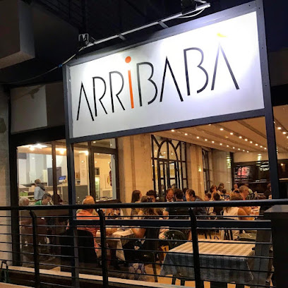 Veranda esterna illuminata e insegna originale di Arribabà Pizzeria a Sarzana