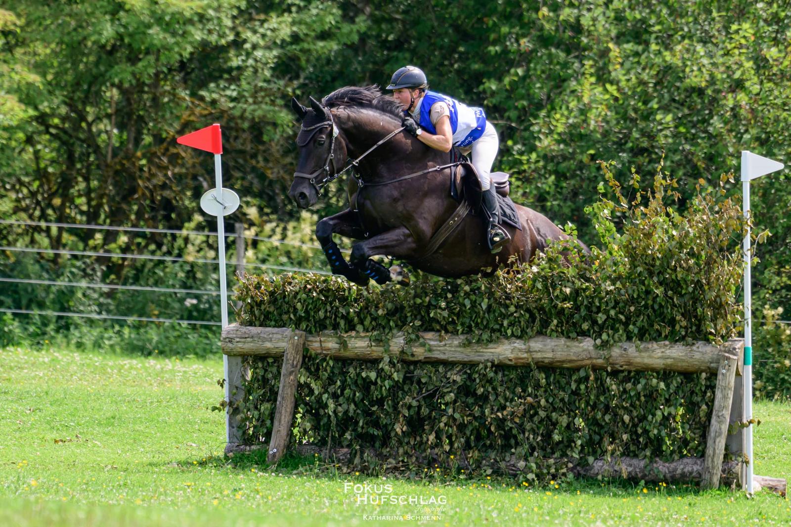 Mel G beim Geländespringen mit ihrem Pferd Mounty