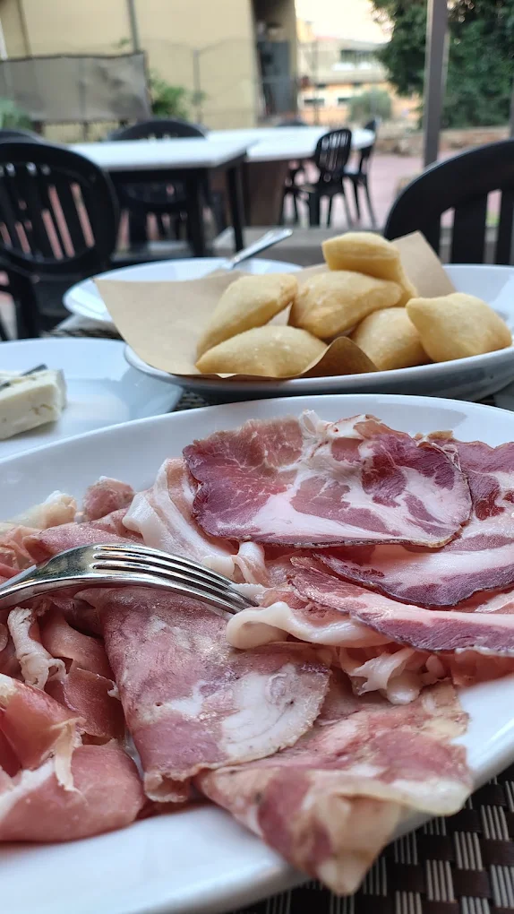 Sgabei con salumi e stracchino