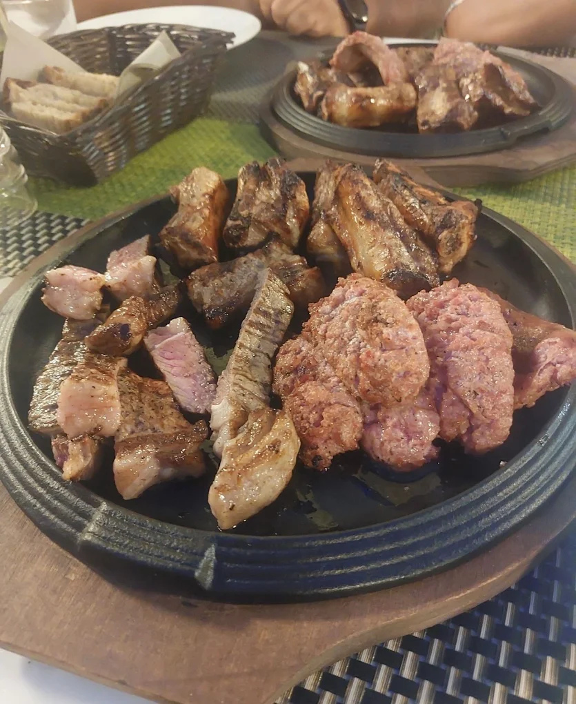 Grigliata mista di carne fumante con cestino di pane casereccio