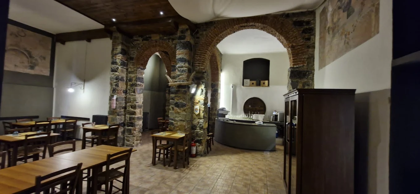 Interno rinnovato del ristorante Dal Blando con archi in pietra a vista
