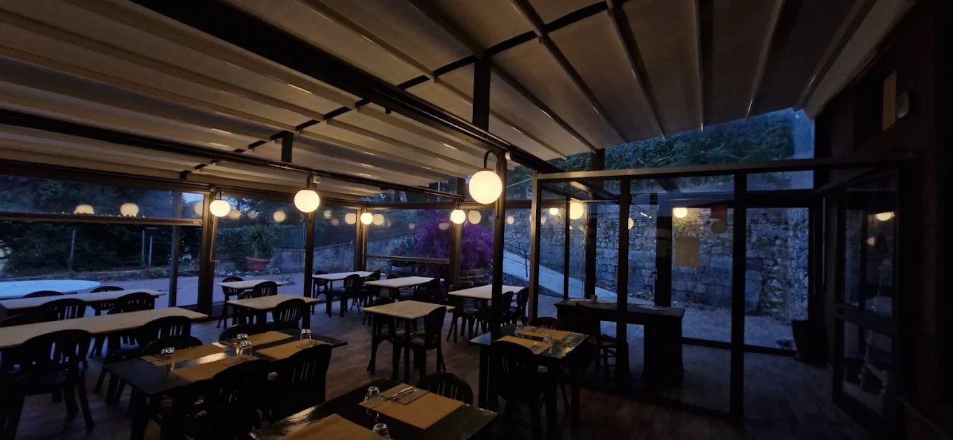 La veranda e terrazza serale illuminata di Dal Blando a La Spezia