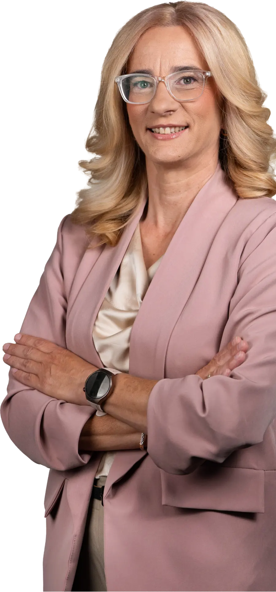 Mojca Sešlar, nasmejana, v rožnatem suknjiču s prekrižanimi rokami