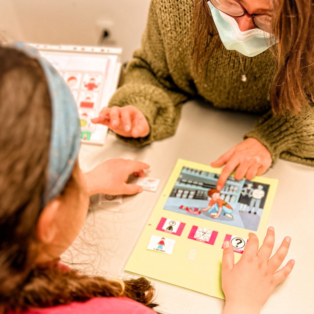 Sessão de Psicologia Educacional e avaliação com materiais estruturados na Identidar.te