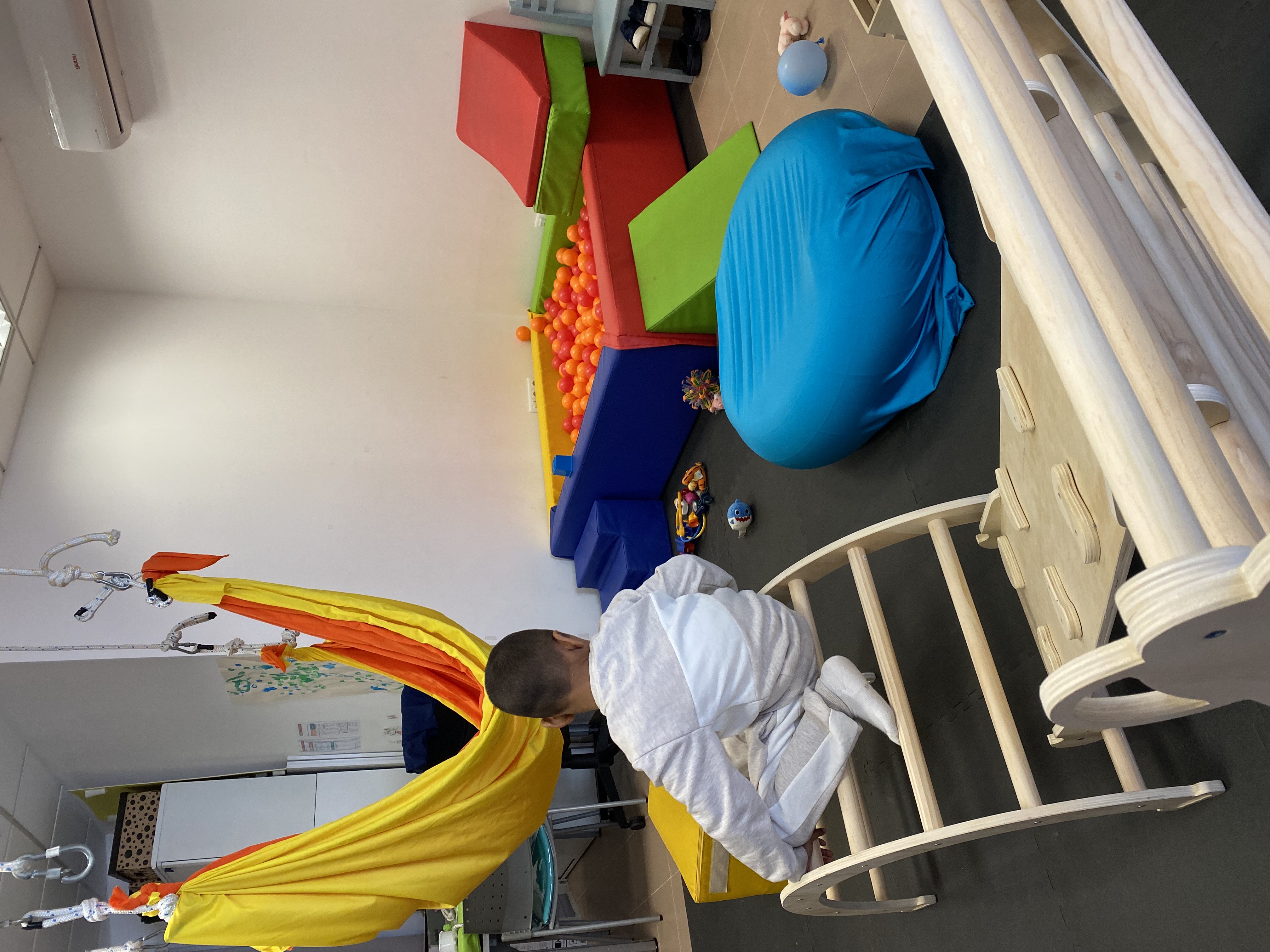Criança na sala de terapia da Identidar.te