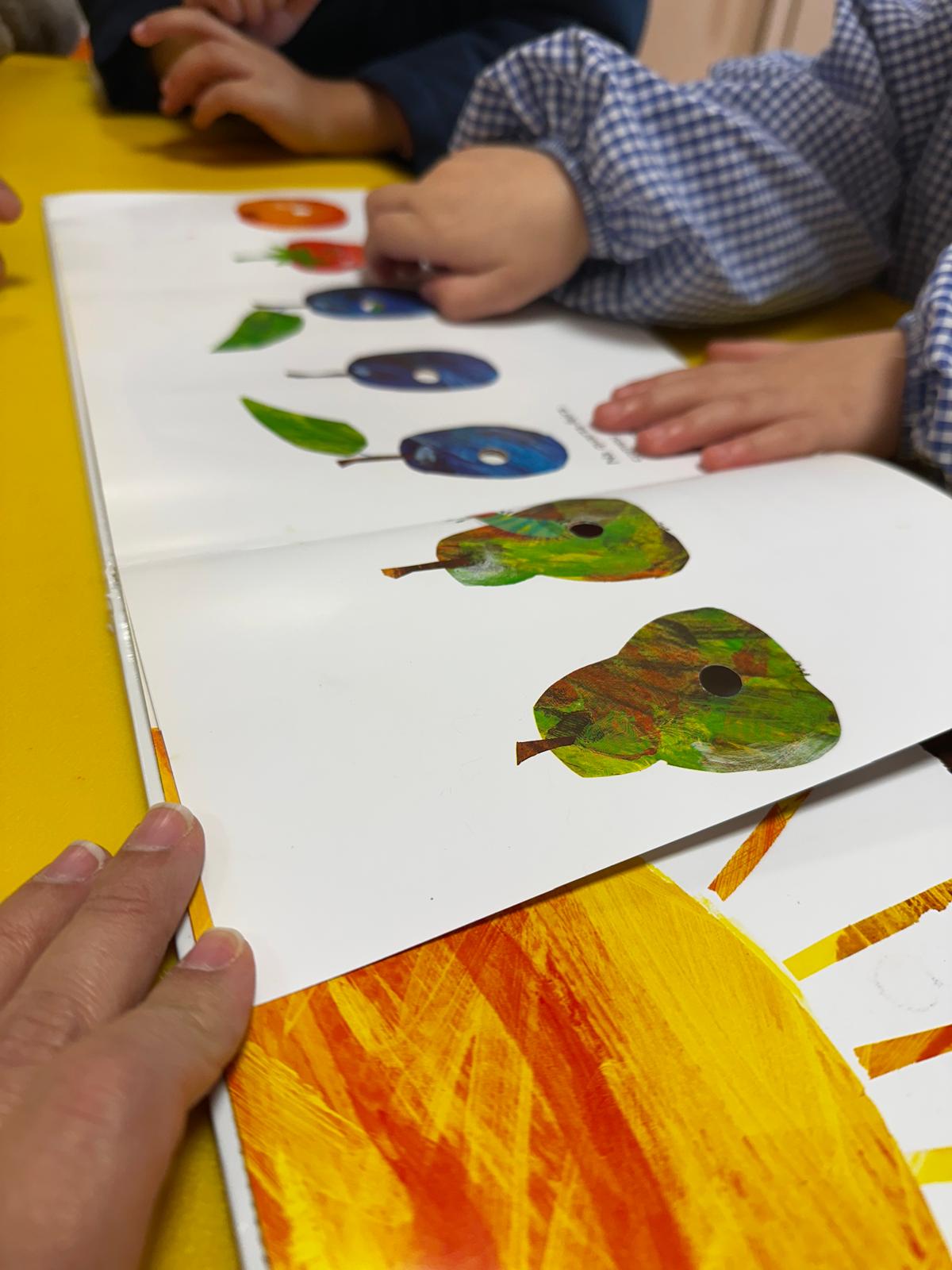 Exploração de livro infantil e vocabulário lúdico nas Oficinas de Estimulação da Linguagem