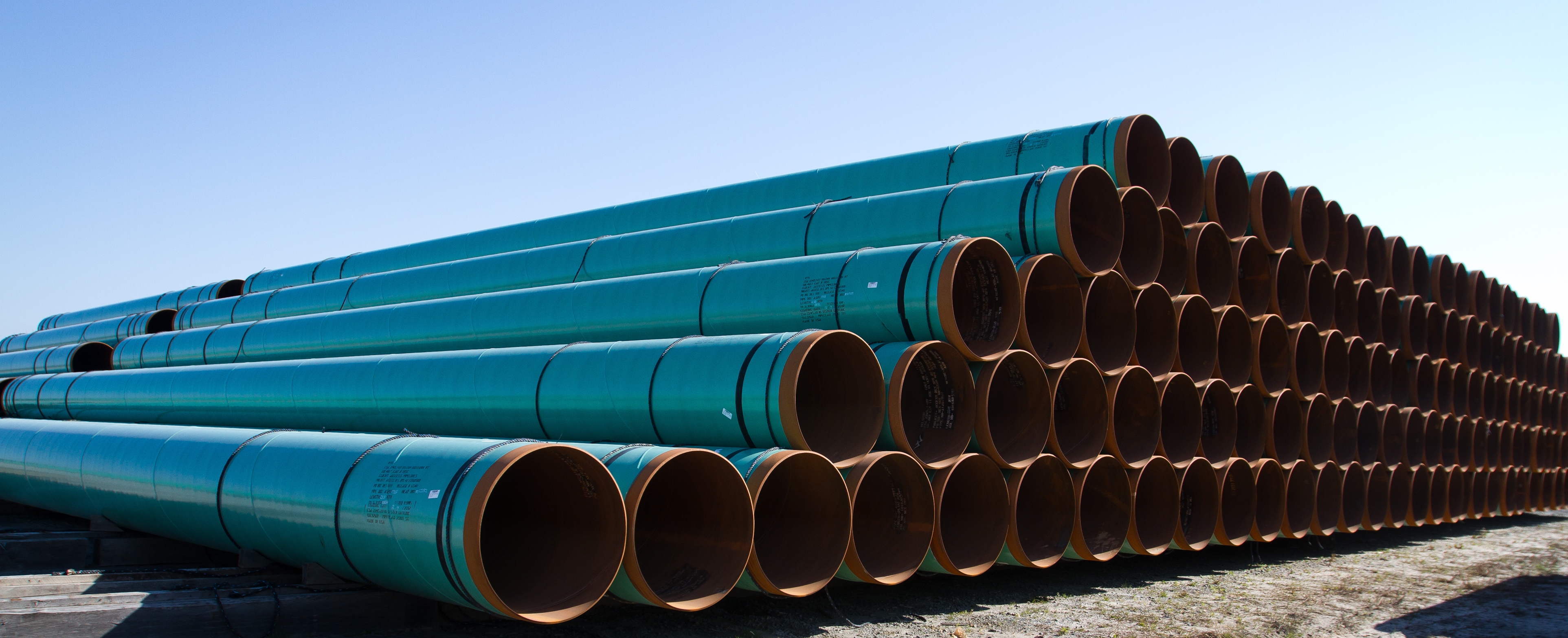 High-spec API line pipes and OCTG tubing stacked in yard ready for project supply