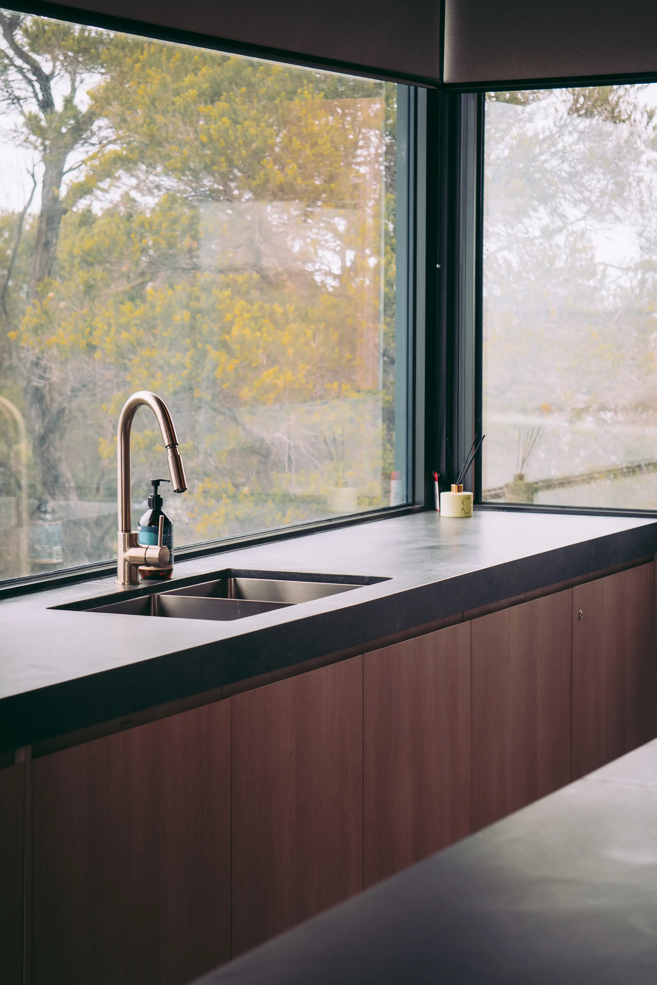 Custom coastal residence kitchen with architectural window splashback by Perspective Constructions