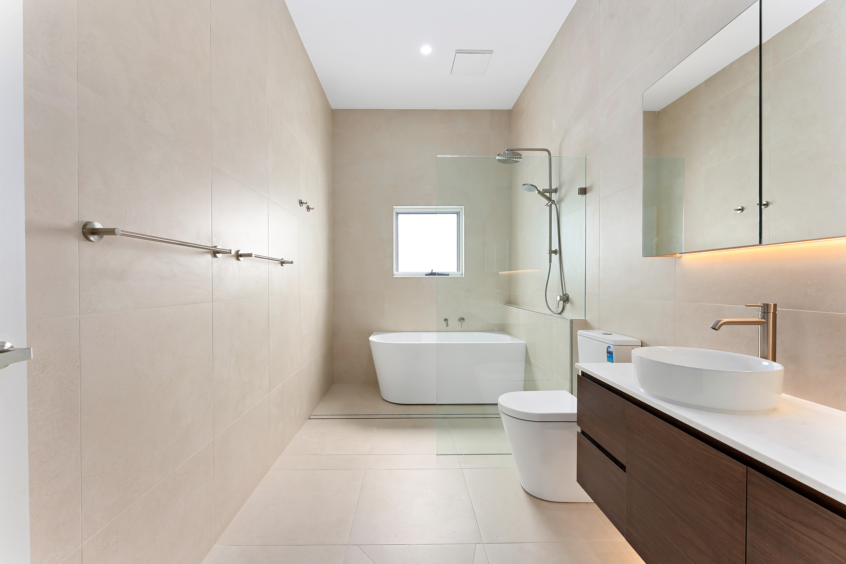 Freestanding Bath & Slabs Suite