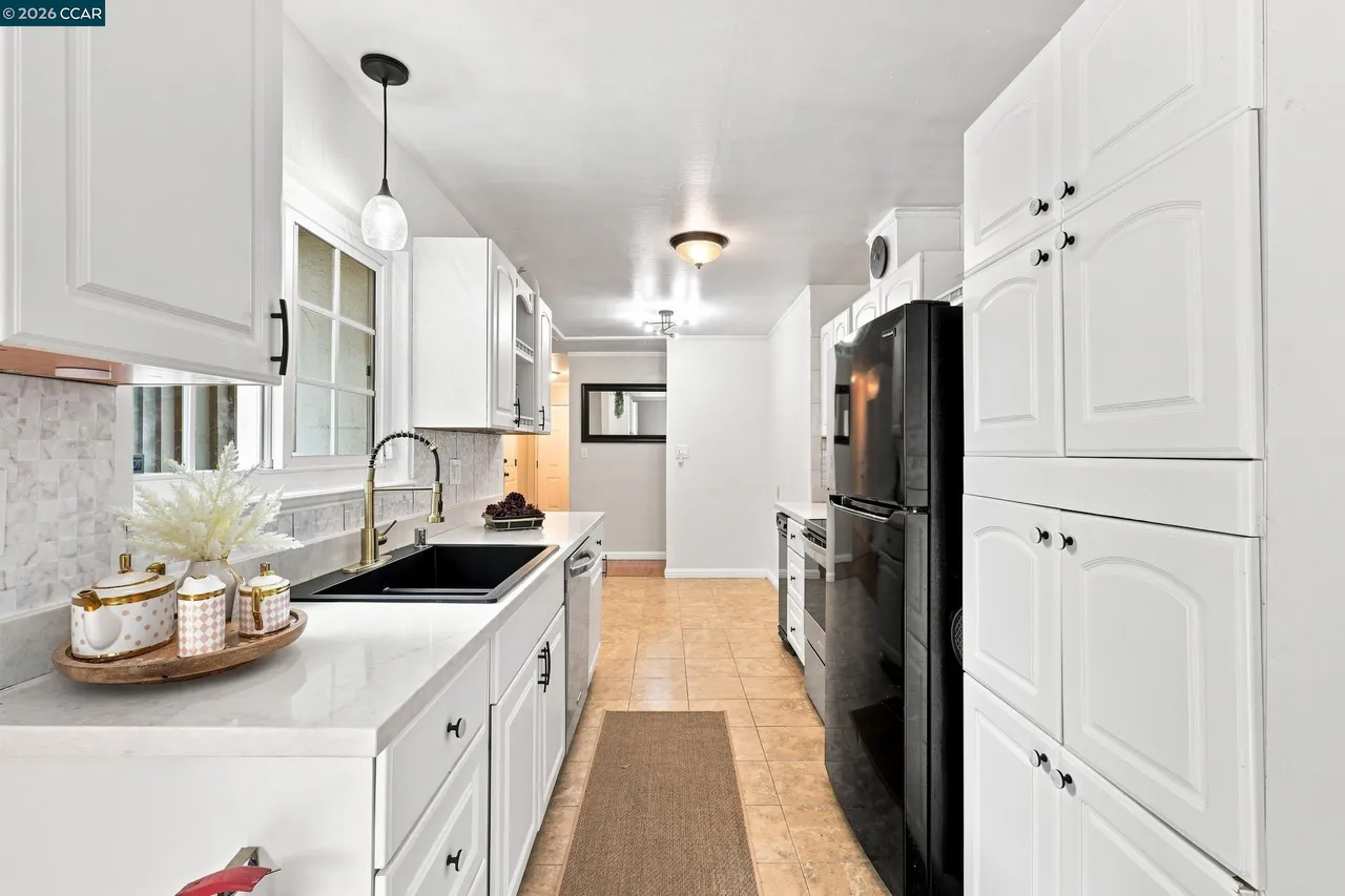 Window and natural light at 2279 Saint George Dr