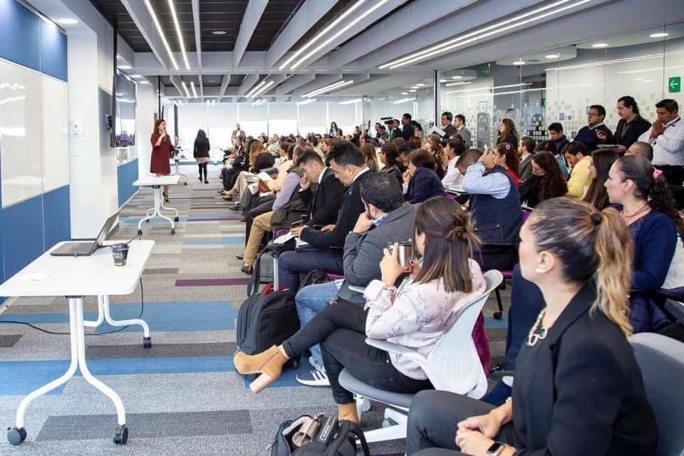 Larissa Sedano capacitando a asesores de seguros y financieros