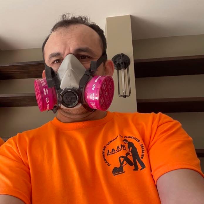 Maître artisan sableur avec équipement de protection
