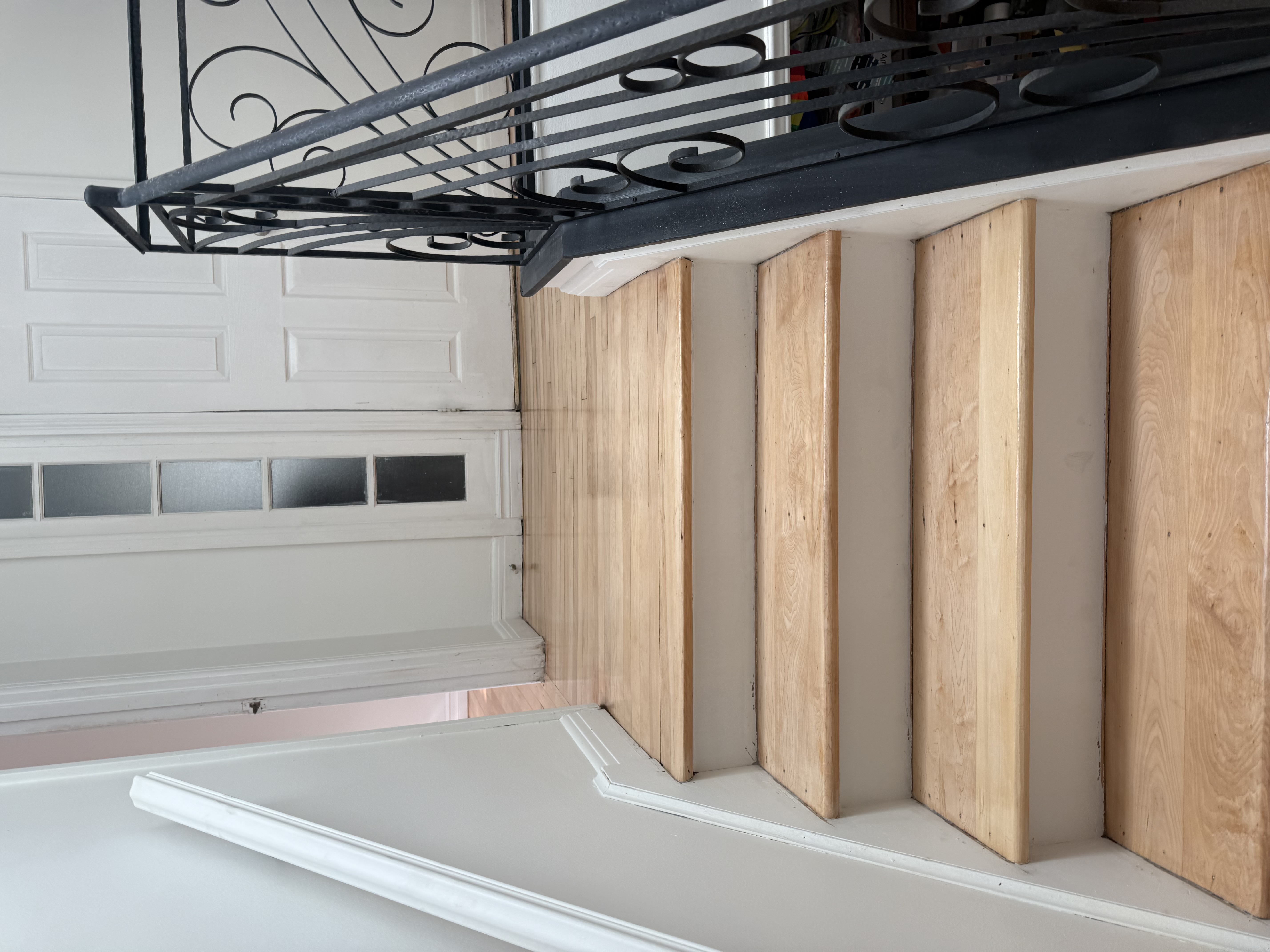 Rénovation de marches et contremarches avec rampe en fer forgé