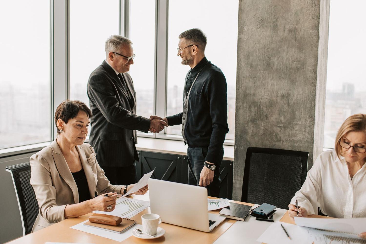 Besprechung zwischen Partnern in einem hellen Büro