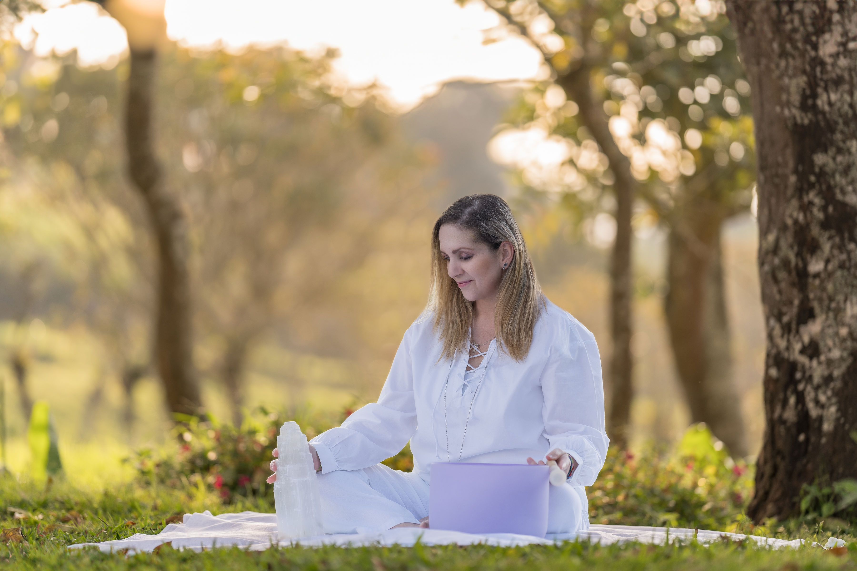 Tatiana Zúñiga en meditación y presencia consciente, con más de 25 años de trayectoria en acompañamiento holístico
