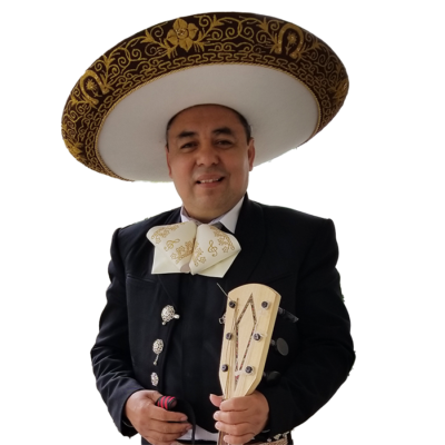 Aquiles Castillo - Propietario de Mariachi Revelación con vihuela y traje de charro