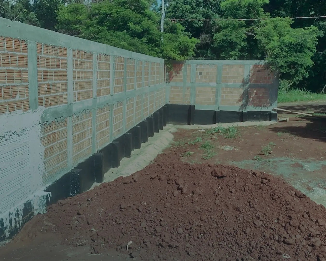 Construção de muro e fechamento de lote em Araguaína