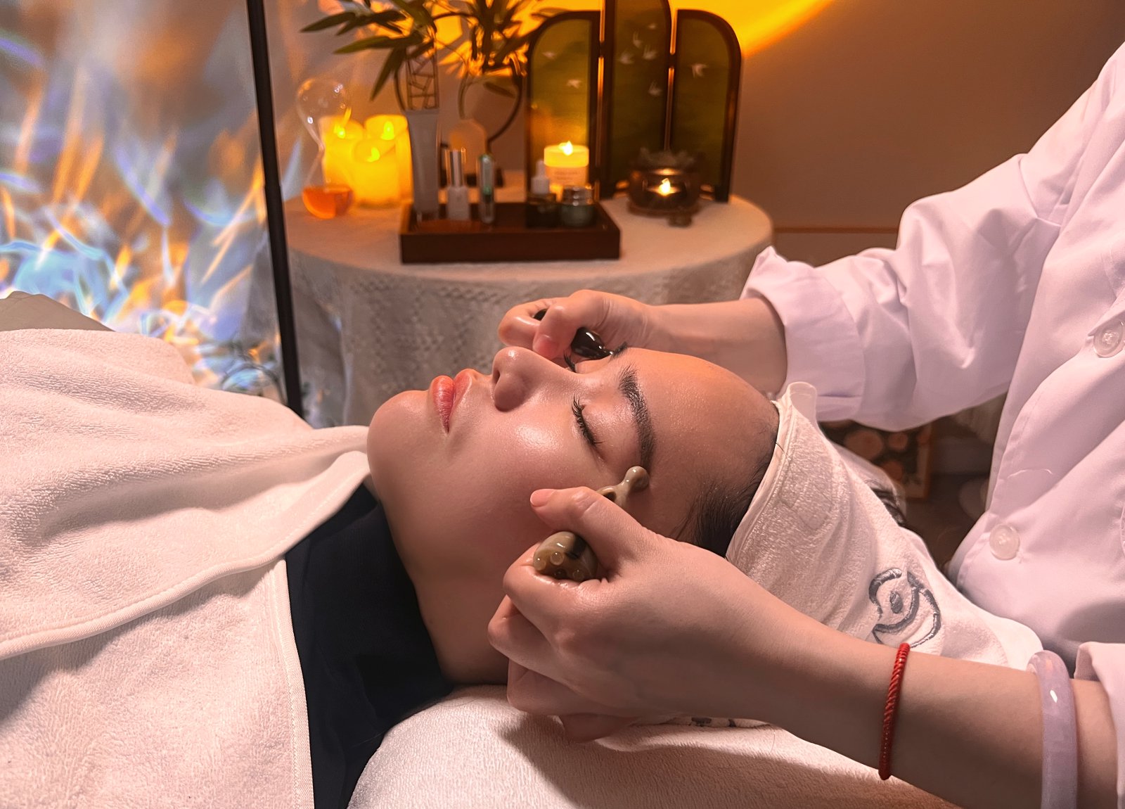 Gentle eye-area care guided by the Q-EYES team
