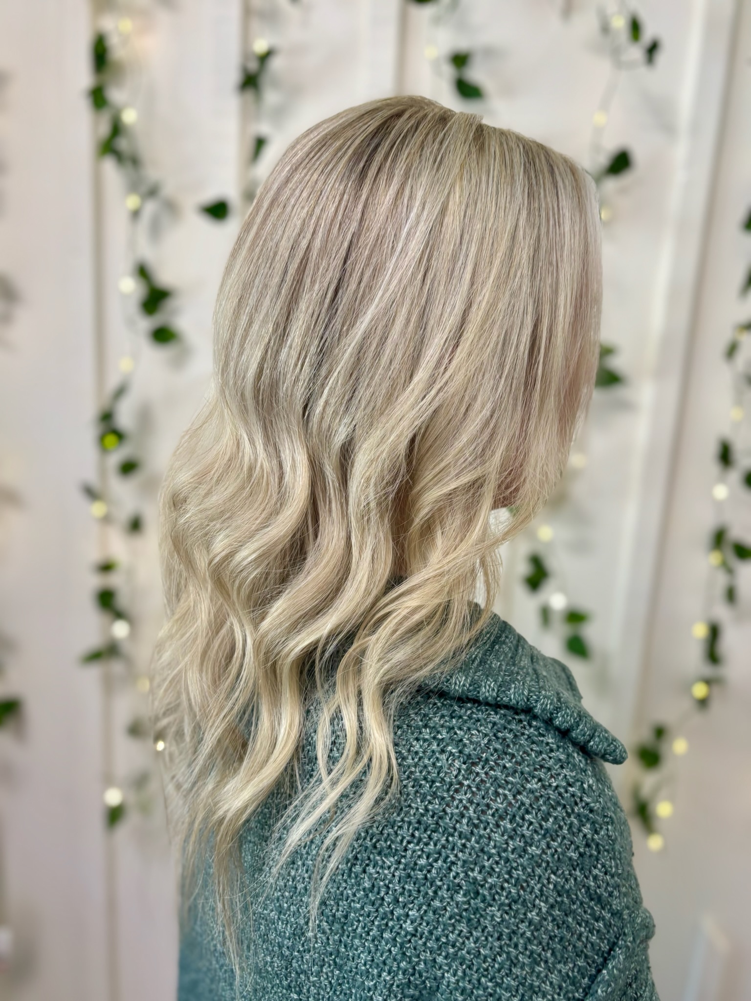 Bright platinum and champagne blonde highlighted waves with seamless root blend by Kalene