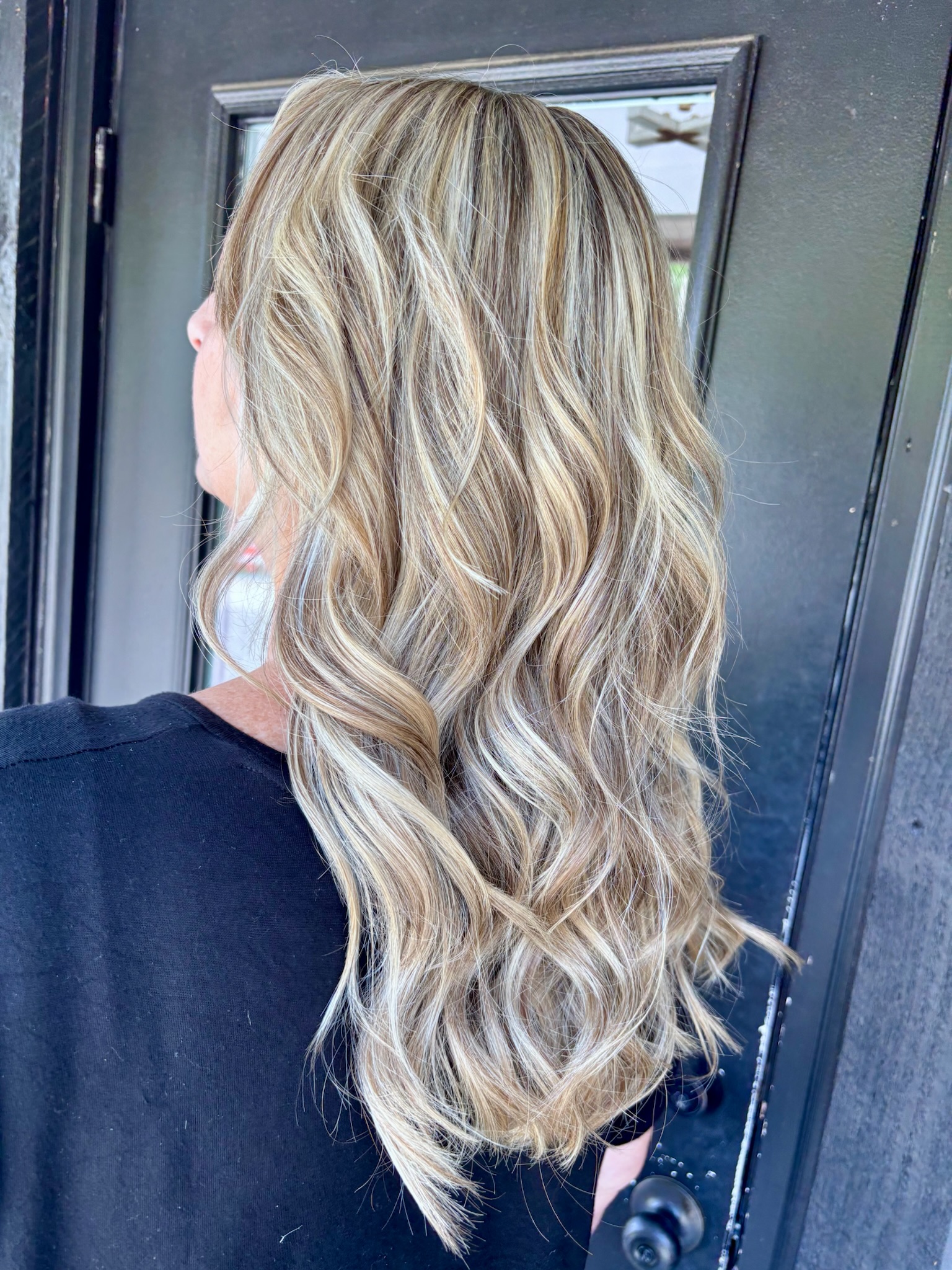 Lived-in dimensional blonde highlights with loose textured waves by Kalene