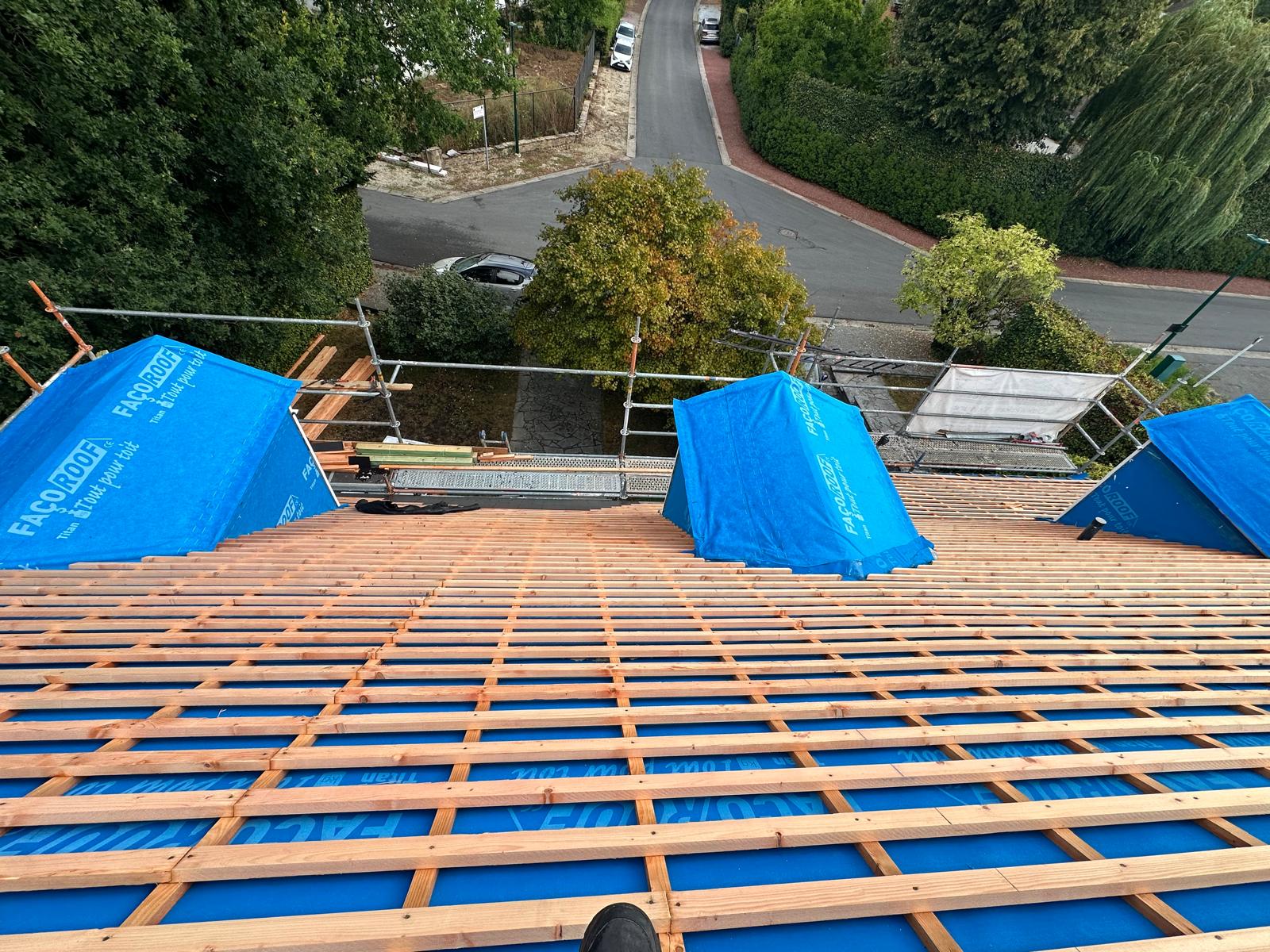 Toiture ouverte avec lattes et sous-toiture pendant la rénovation