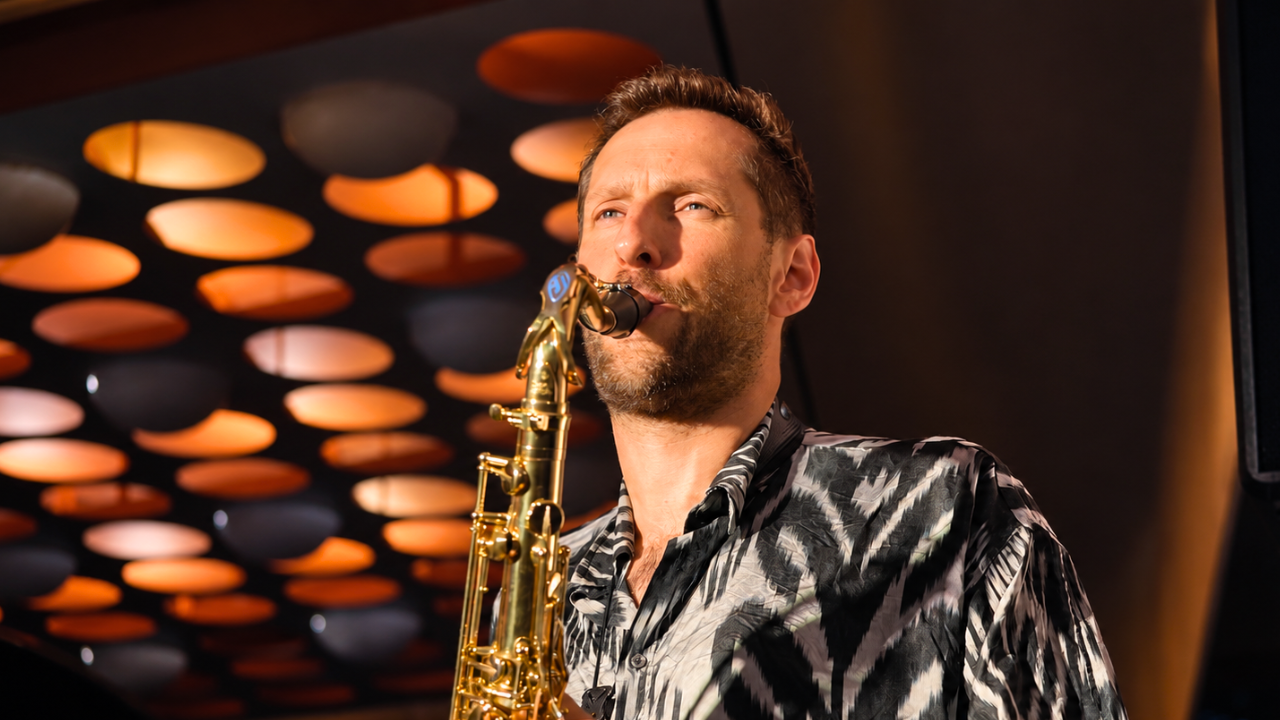 David Brand spielt Saxophon live