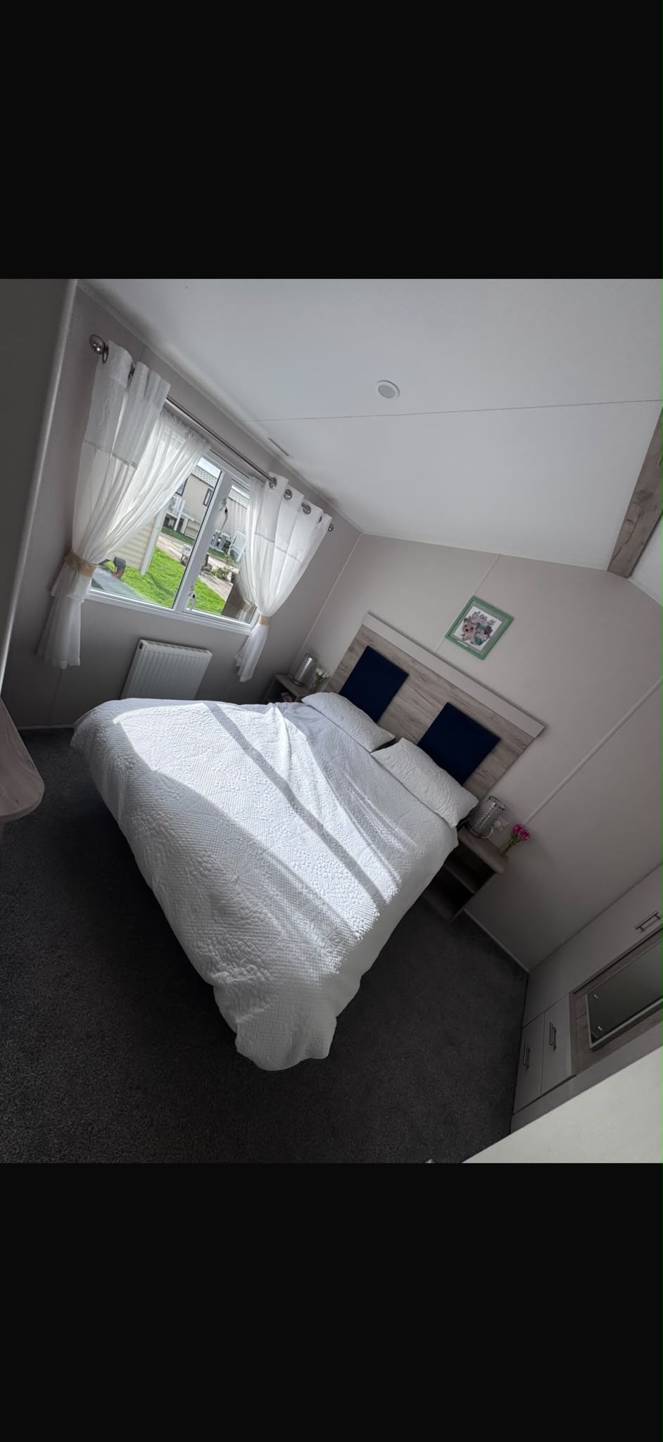 Alternative view of the double bedroom
