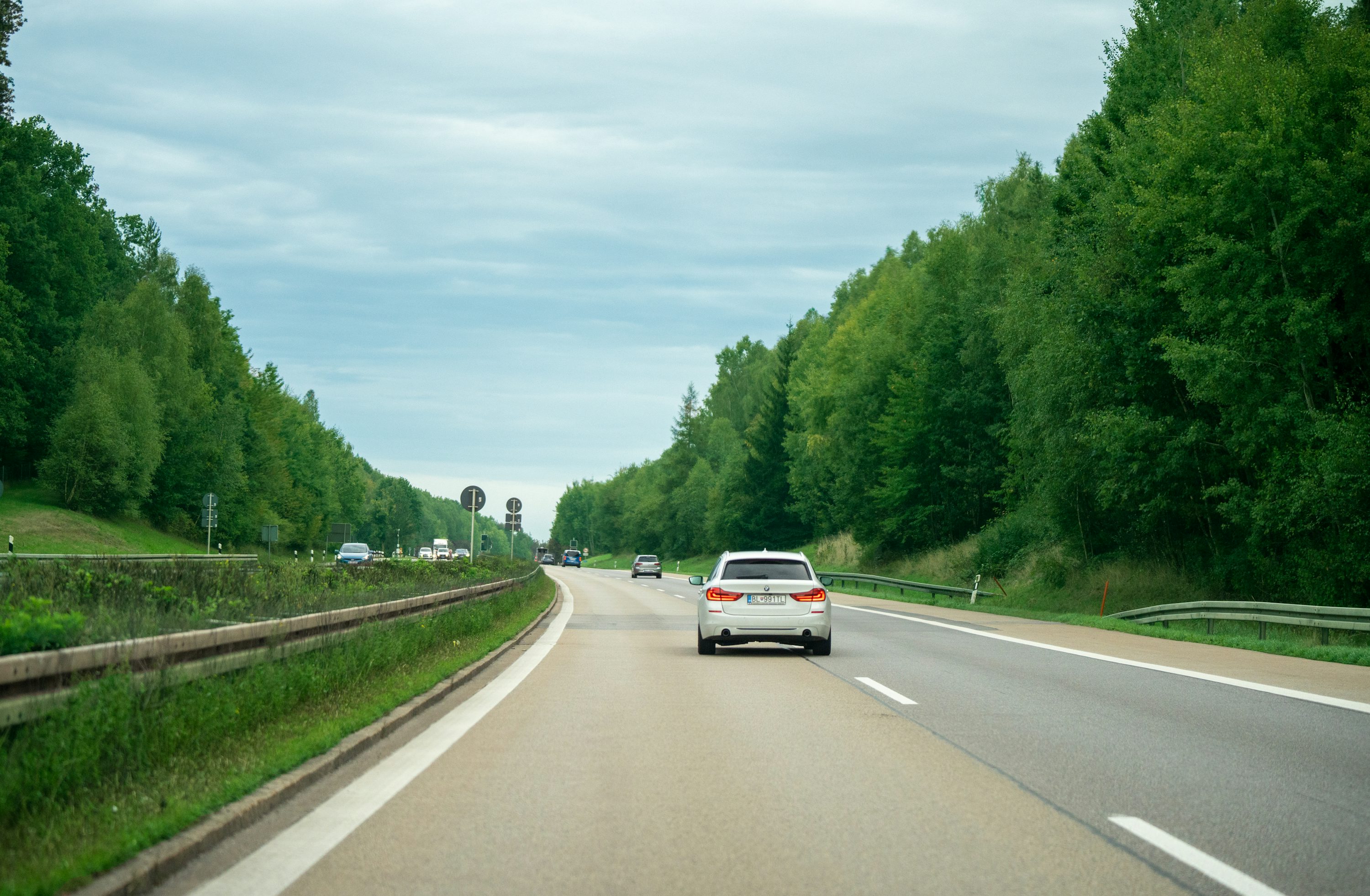 Fahrzeuge unterwegs auf einer Autobahn