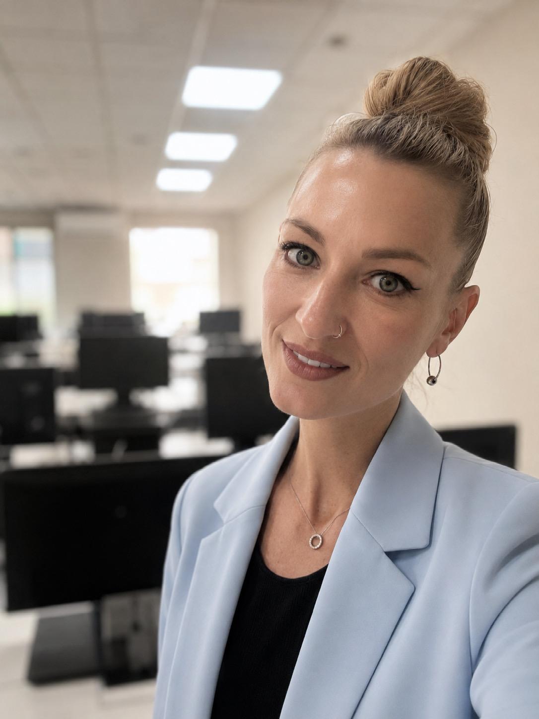 Eva Ballesteros con americana azul en entorno profesional de trabajo