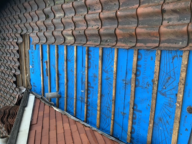 A roof valley overhaul with fresh breathable membrane, treated timber battens and re-laid tiles.