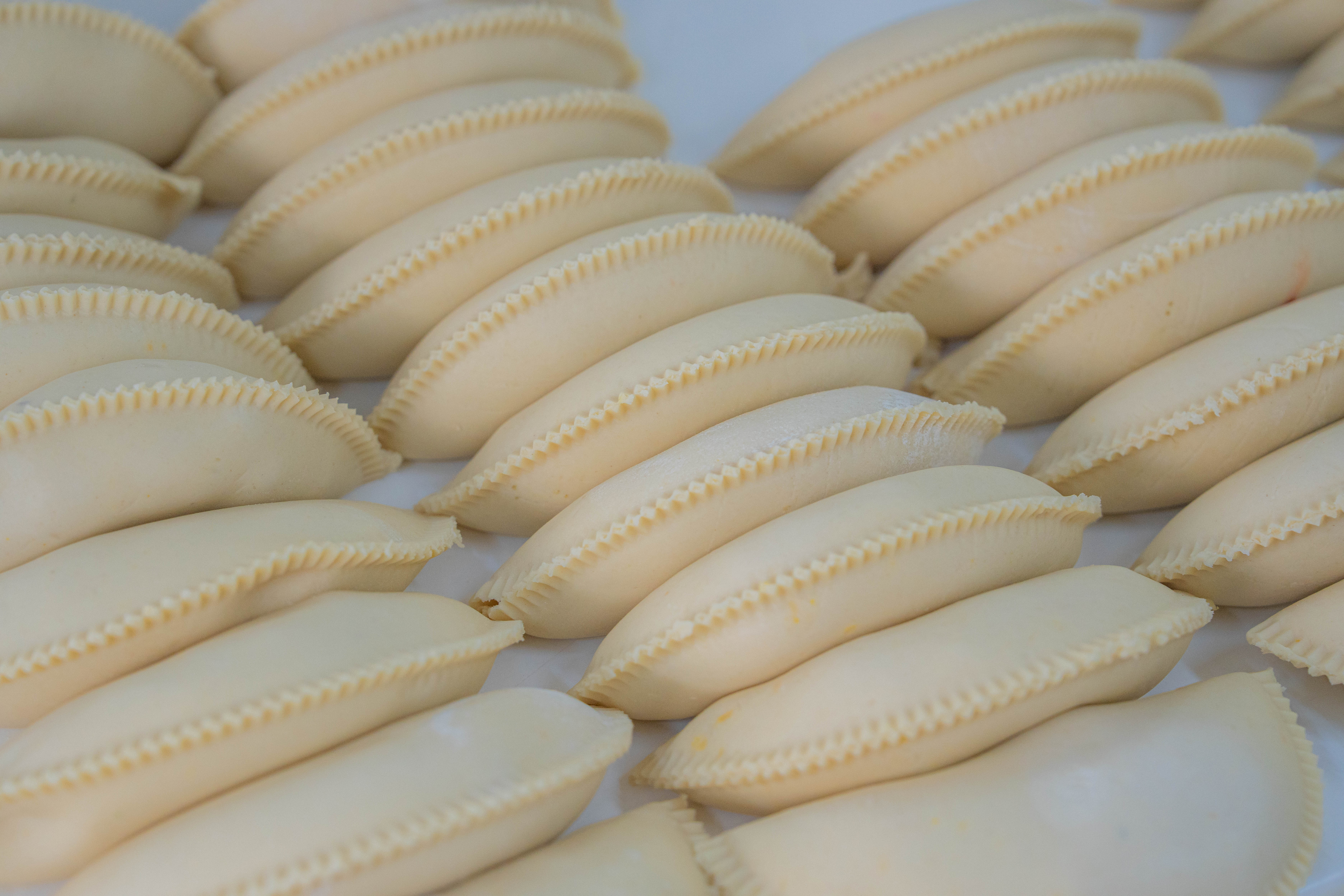 Detalhe de produção: pastéis montados na linha Saborminas