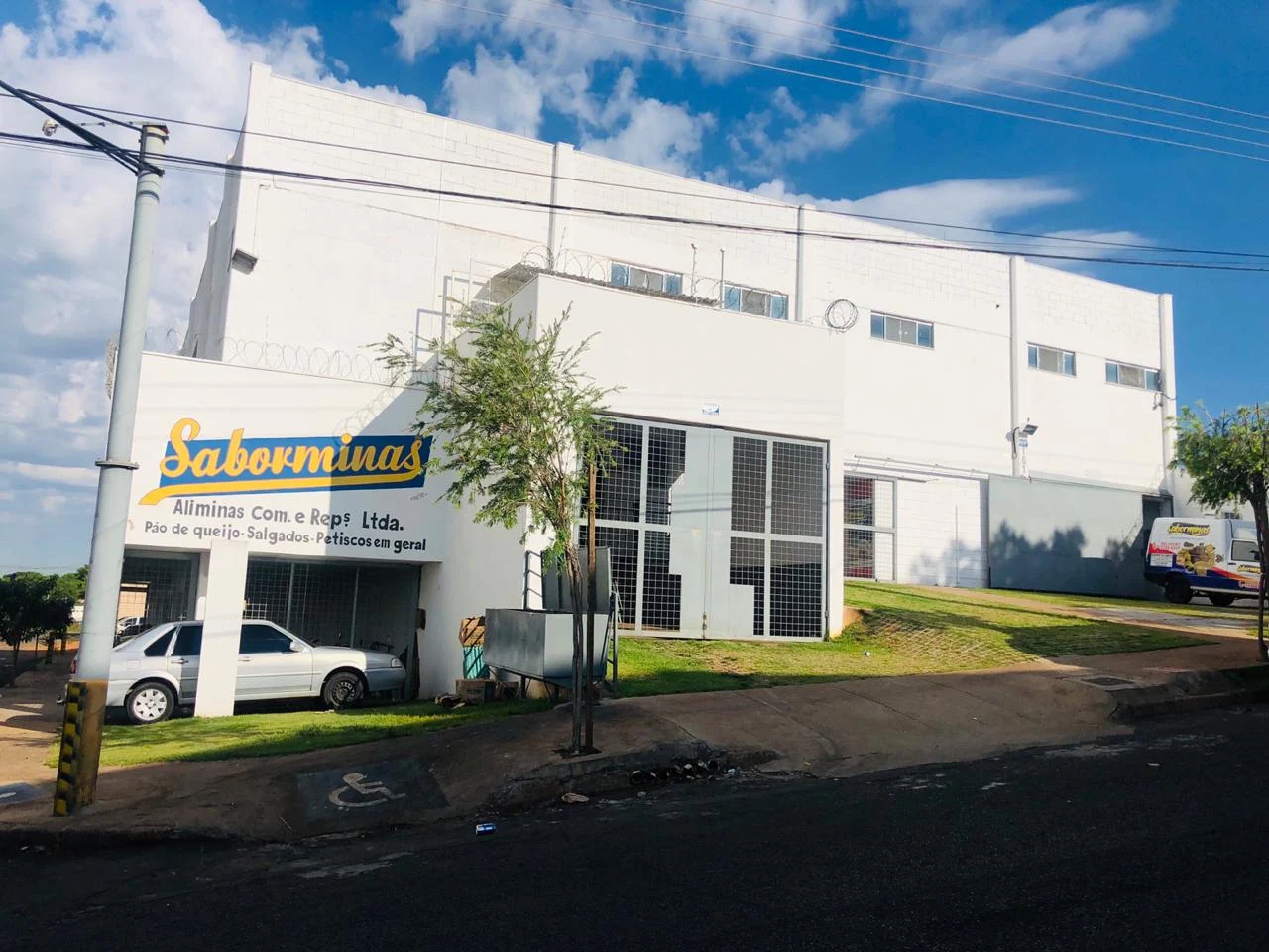 Fachada real das instalações e sede da Saborminas em Uberlândia