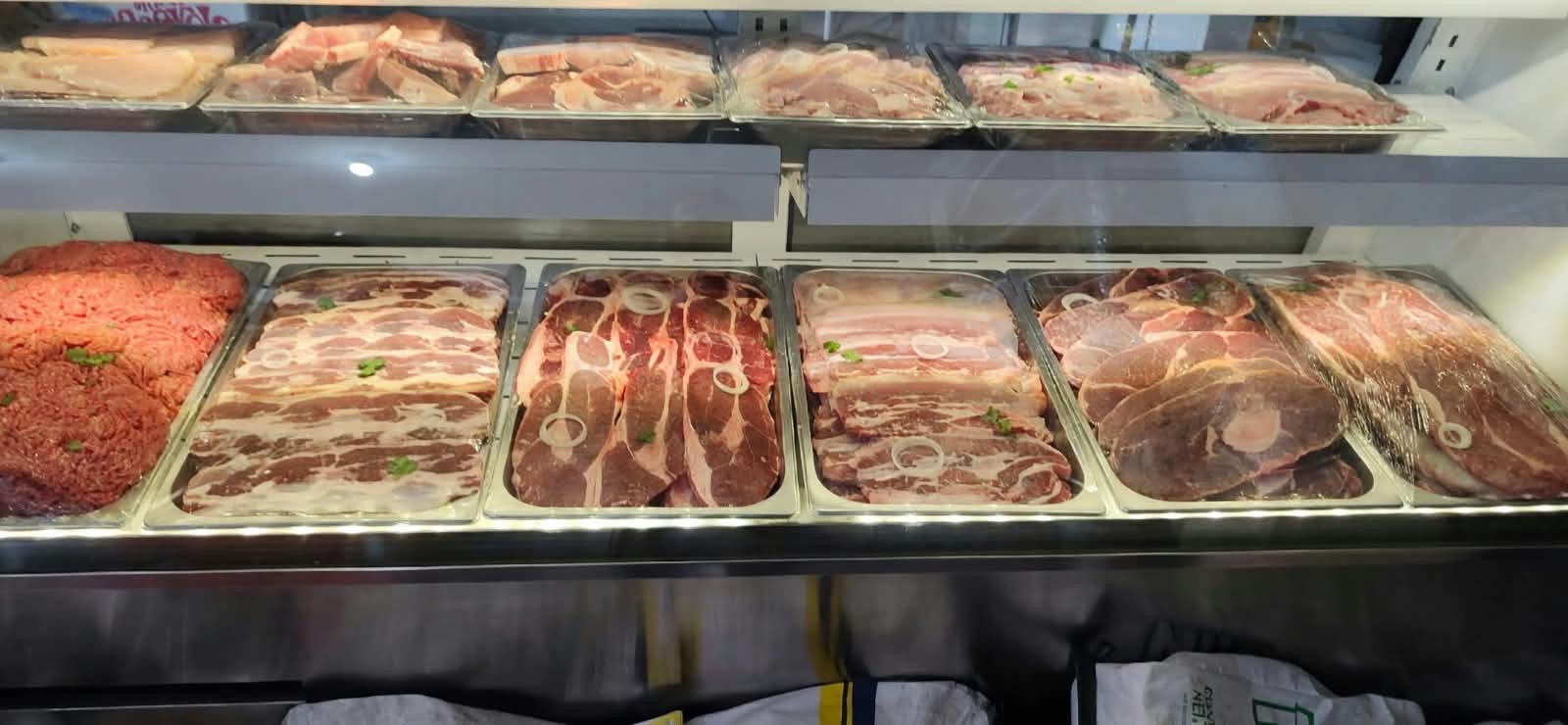 Vitrina de carnicería con cortes frescos en charolas de Supermarket Gómez Chihuahua