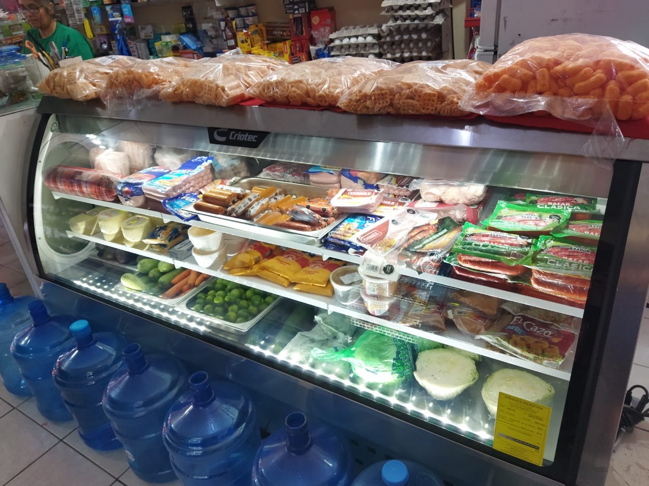 Vitrina refrigerada con embutidos, salchichas, quesos, botanas y garrafones de agua en SuperMarket Gómez Chihuahua