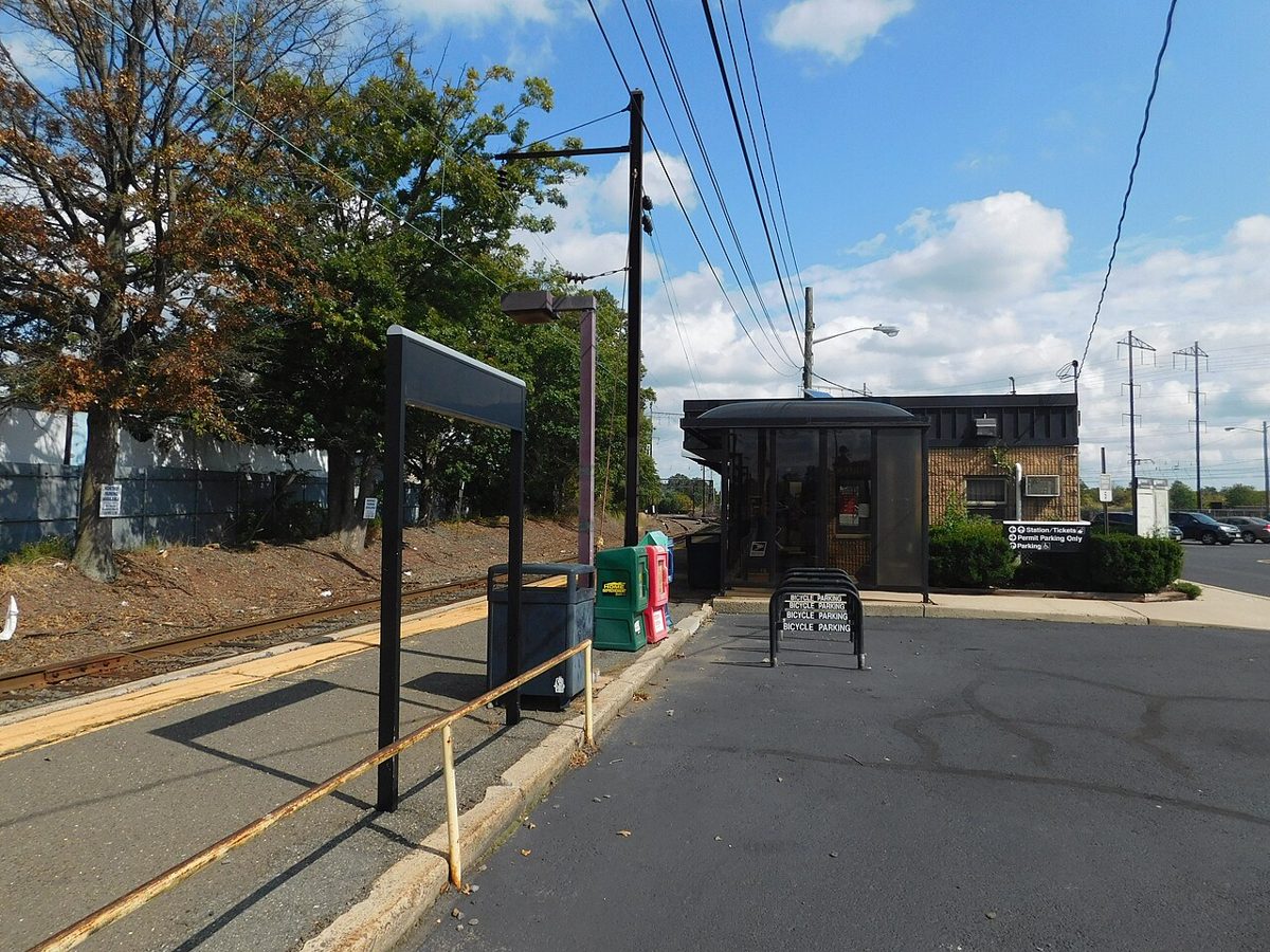 Jersey Avenue NJ TRANSIT train station platform