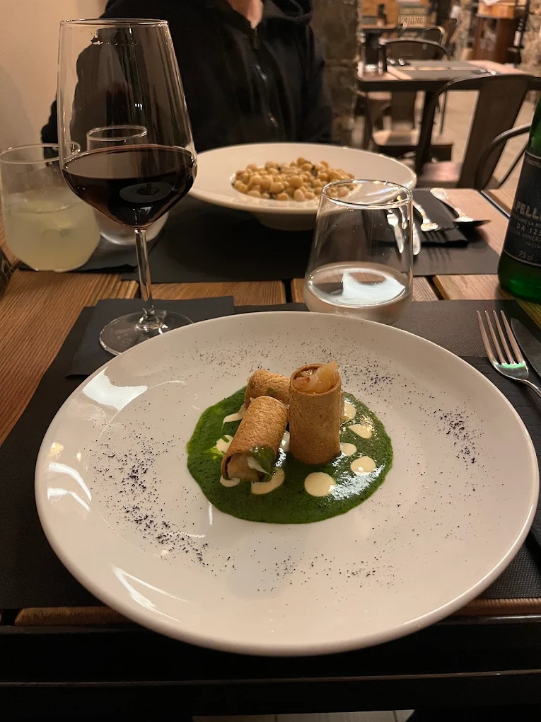 Cannelloni croccanti ripieni su vellutata verde e gocce di robiola