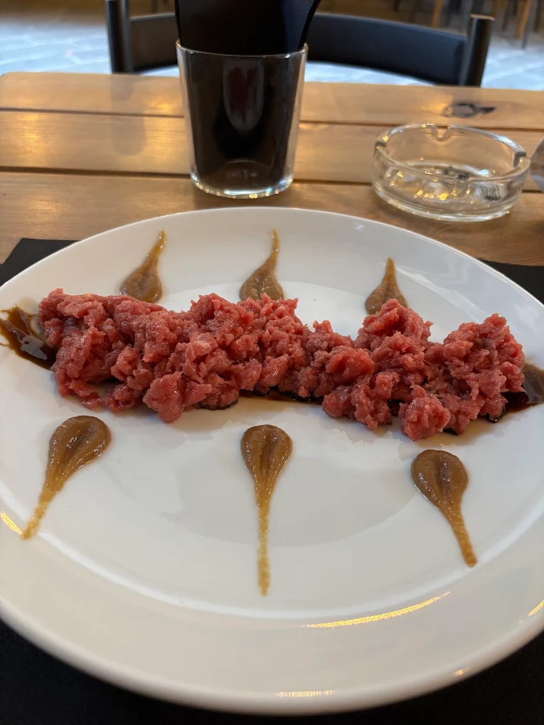 Battuta di manzo al coltello con gocce di cipolla caramellata