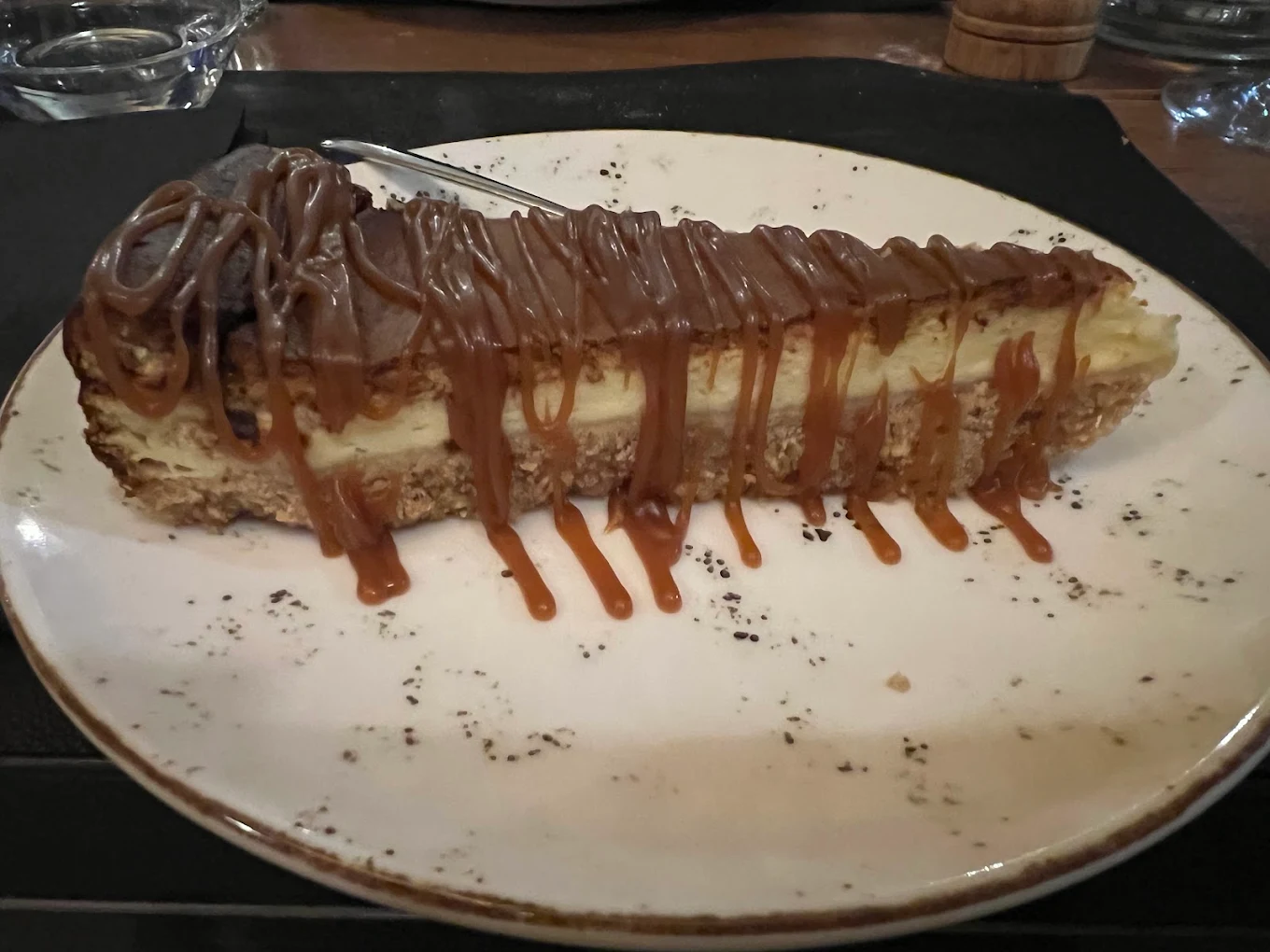 Cheesecake con colata di burro d'arachidi e caramello salato
