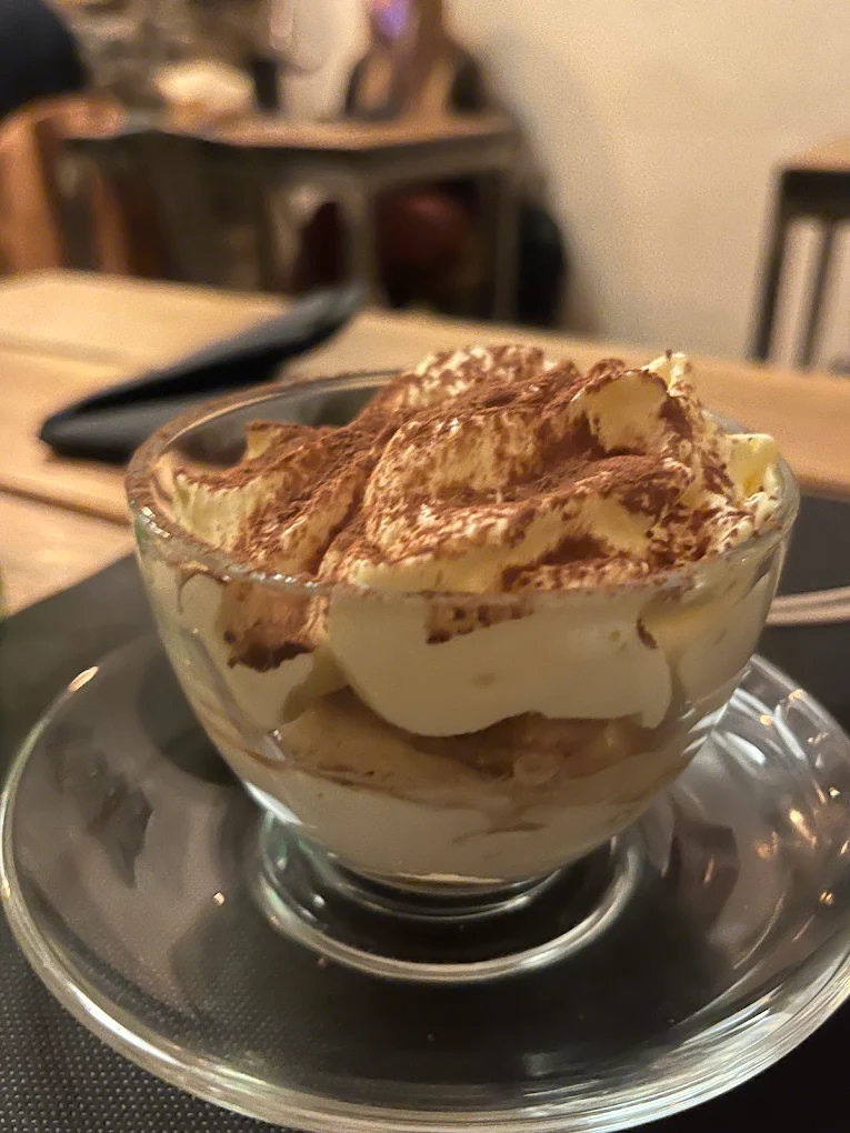Tiramisù cremoso in tazza con cacao amaro