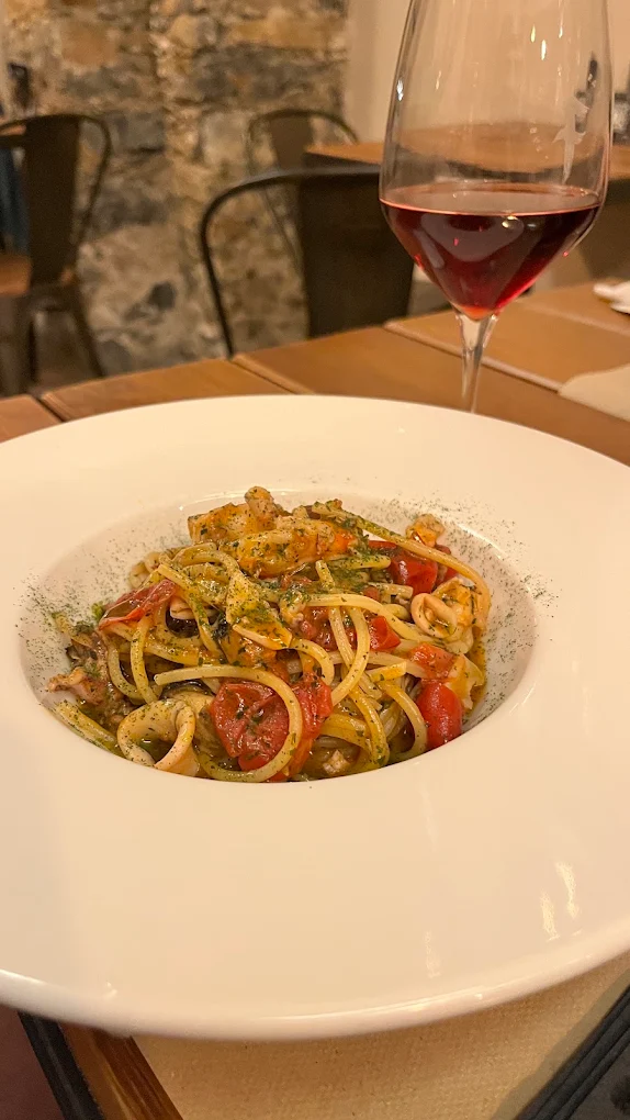 Spaghetti alla chitarra con frutti di mare, pomodorini confit e polvere d'erbe
