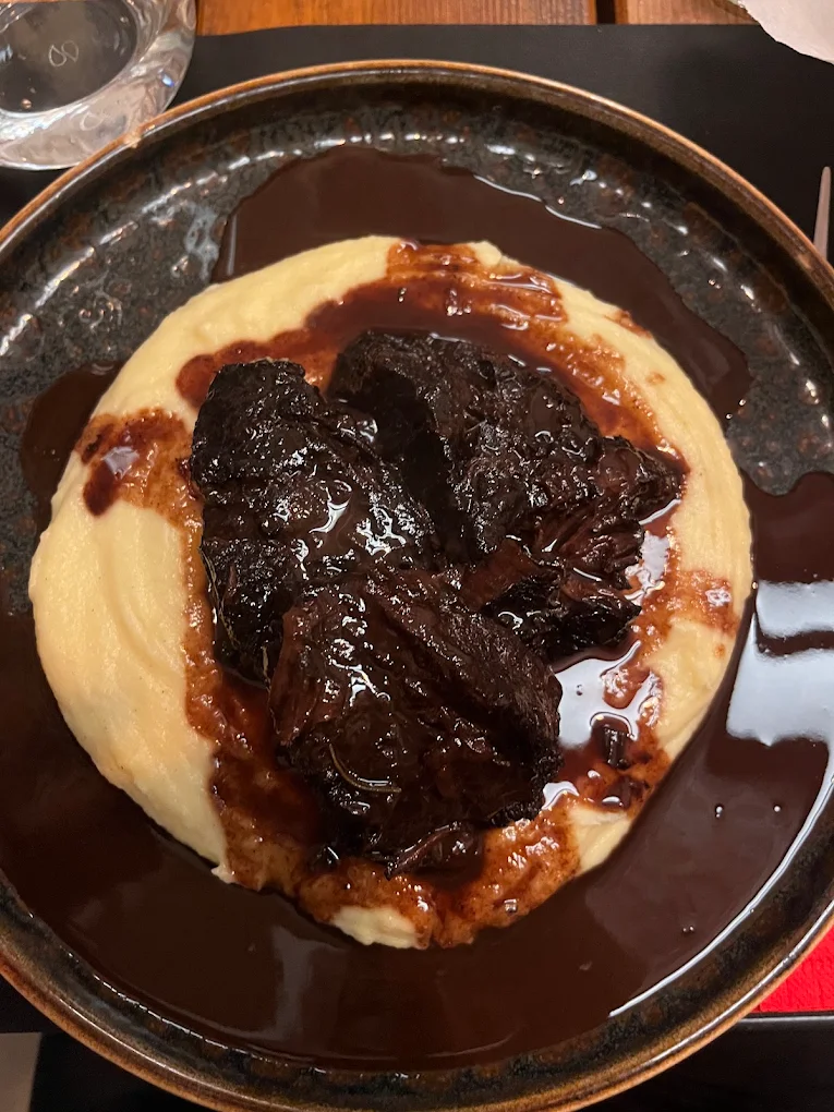Guancia / Brasato al vino su crema di patate